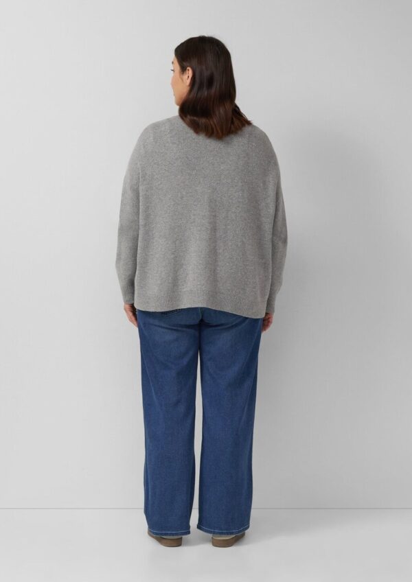 Locker geschnittene Strickjacke mit dekorativen Knöpfen