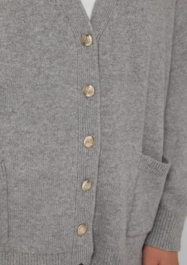 Locker geschnittene Strickjacke mit dekorativen Knöpfen