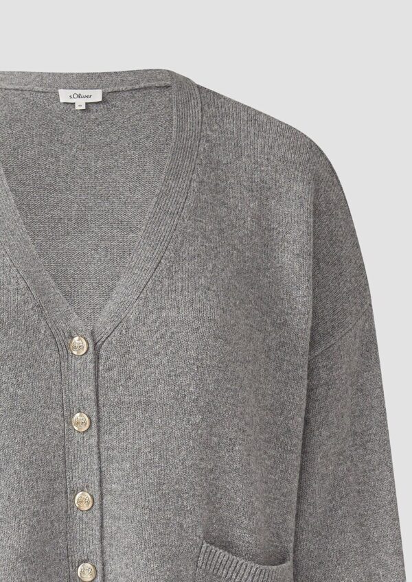 Locker geschnittene Strickjacke mit dekorativen Knöpfen
