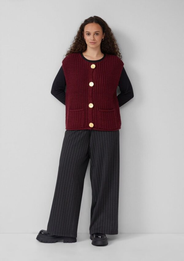 Strickweste mit goldfarbenen Knöpfen