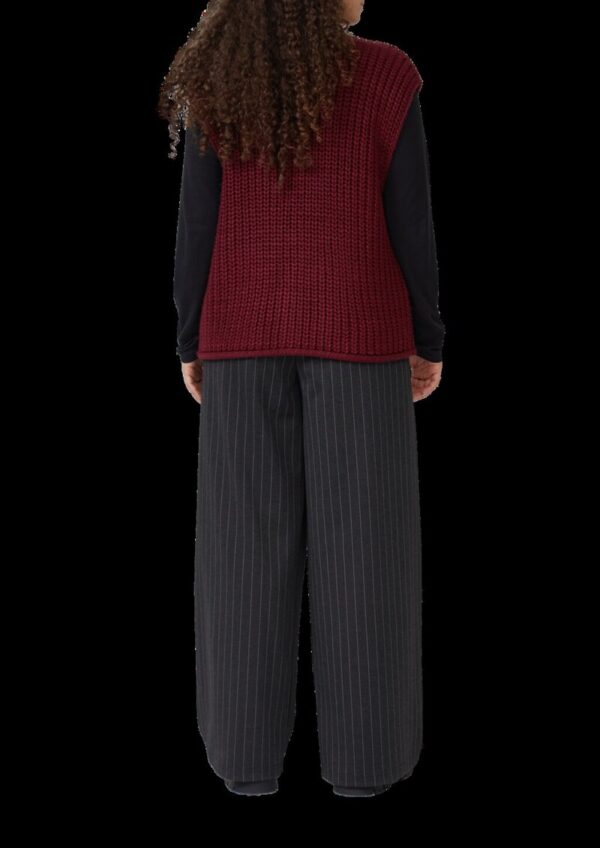 Strickweste mit goldfarbenen Knöpfen