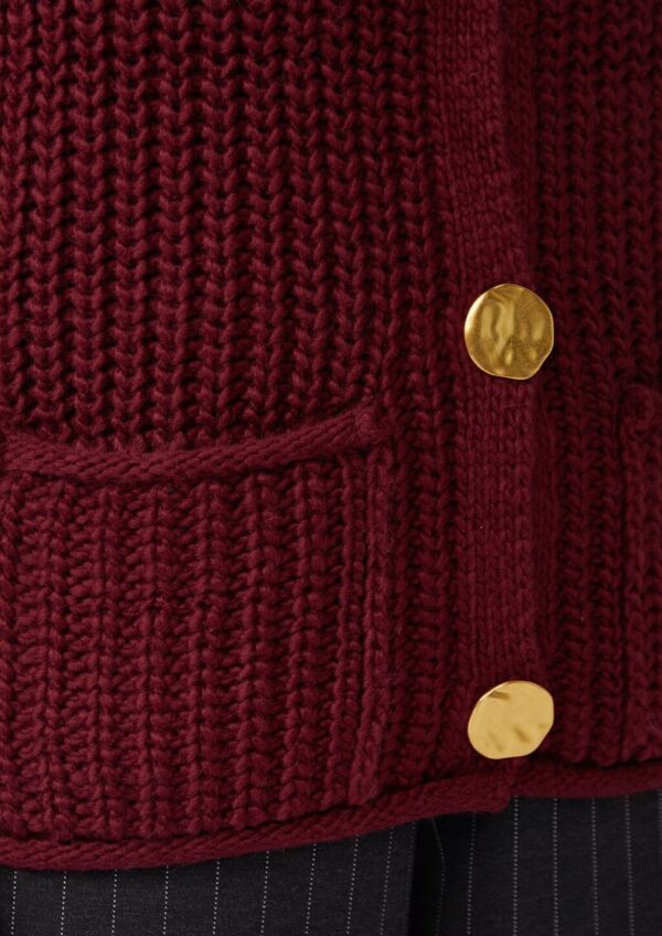 Strickweste mit goldfarbenen Knöpfen