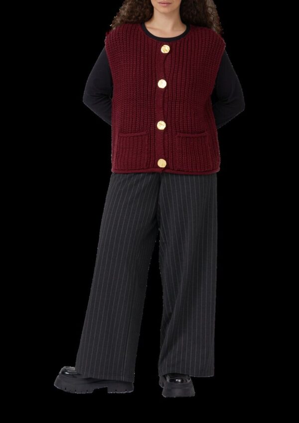 Strickweste mit goldfarbenen Knöpfen