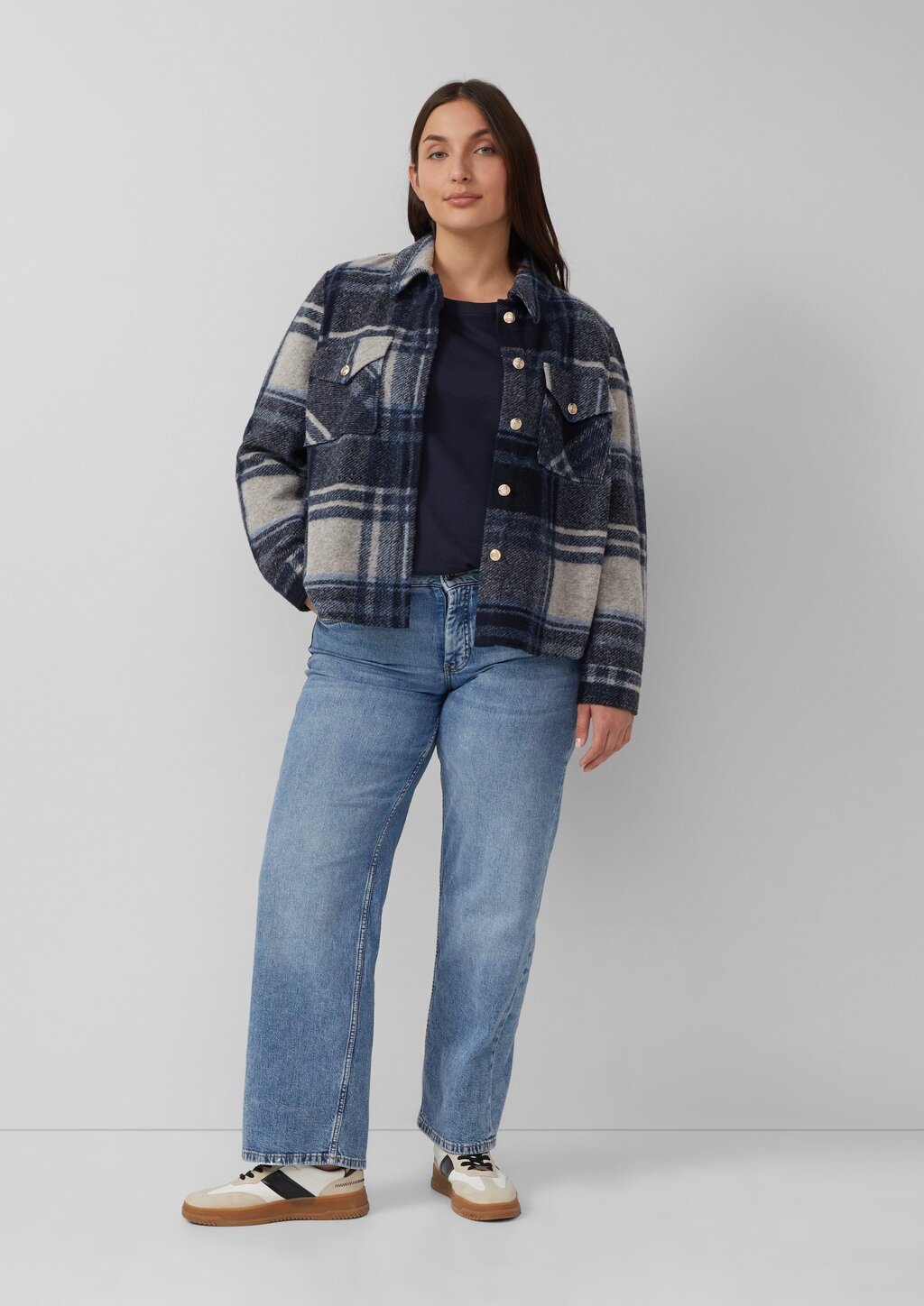 Verkürztes Shirt mit Stickerei-Detail