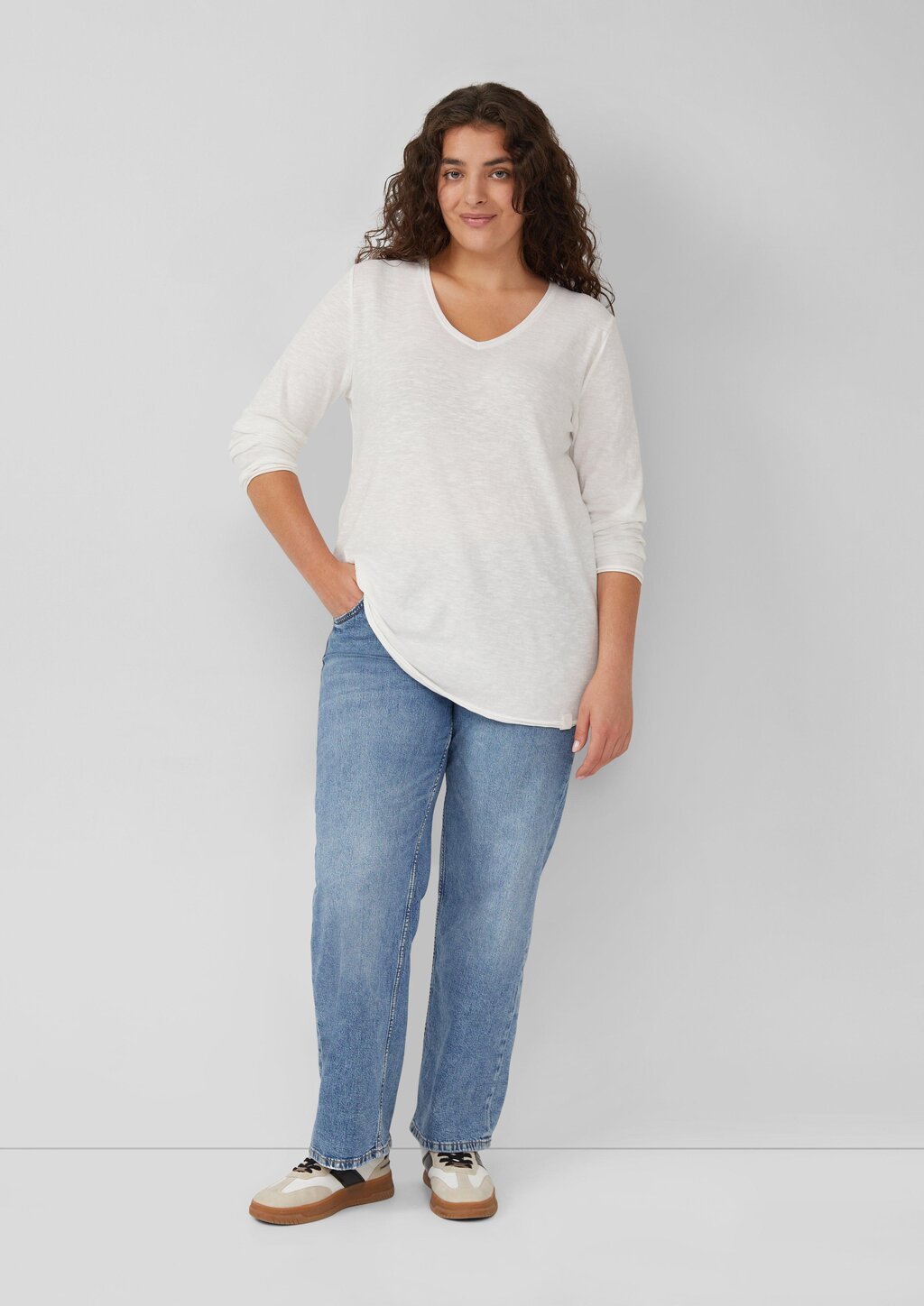 Jersey-Shirt mit V-Ausschnitt und Rollsaum