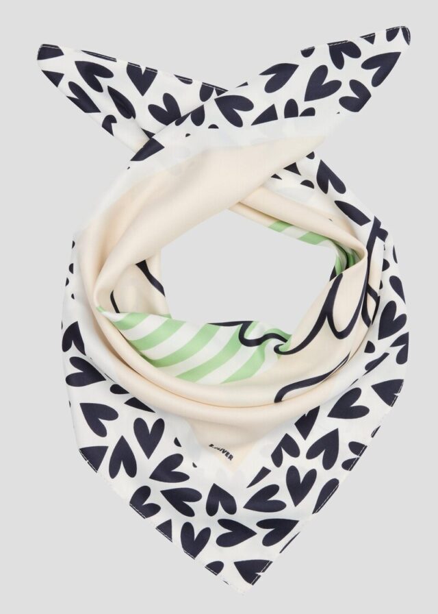 Weicher Schal aus Webware mit Artwork