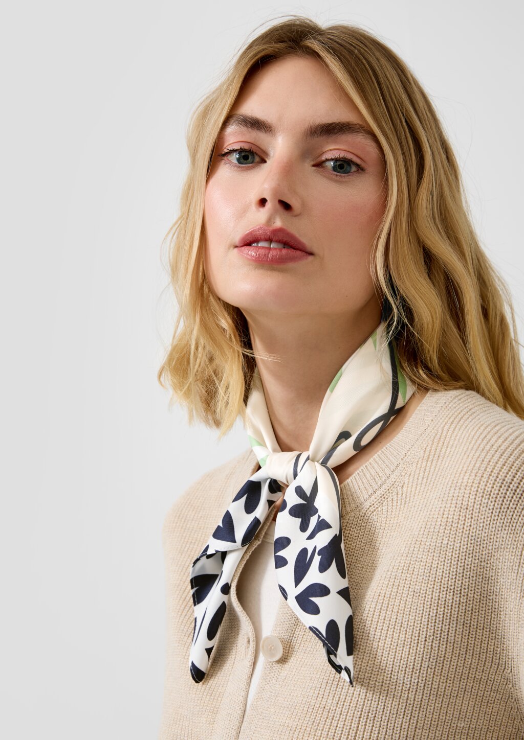 Weicher Schal aus Webware mit Artwork