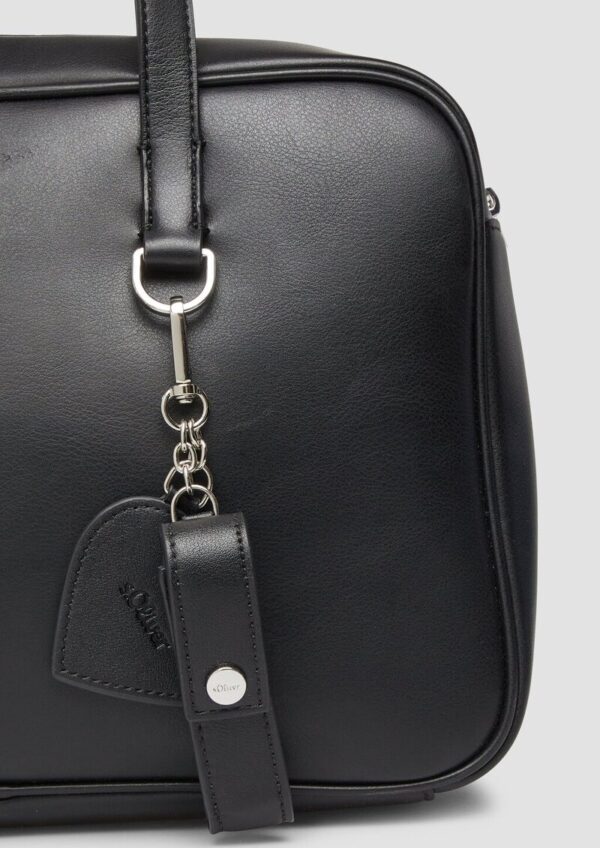 Tasche in Leder-Optik mit Logo-Niete und Druckknopfverschluss