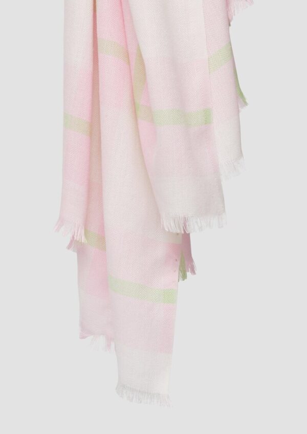 Leichter Schal mit Karomuster