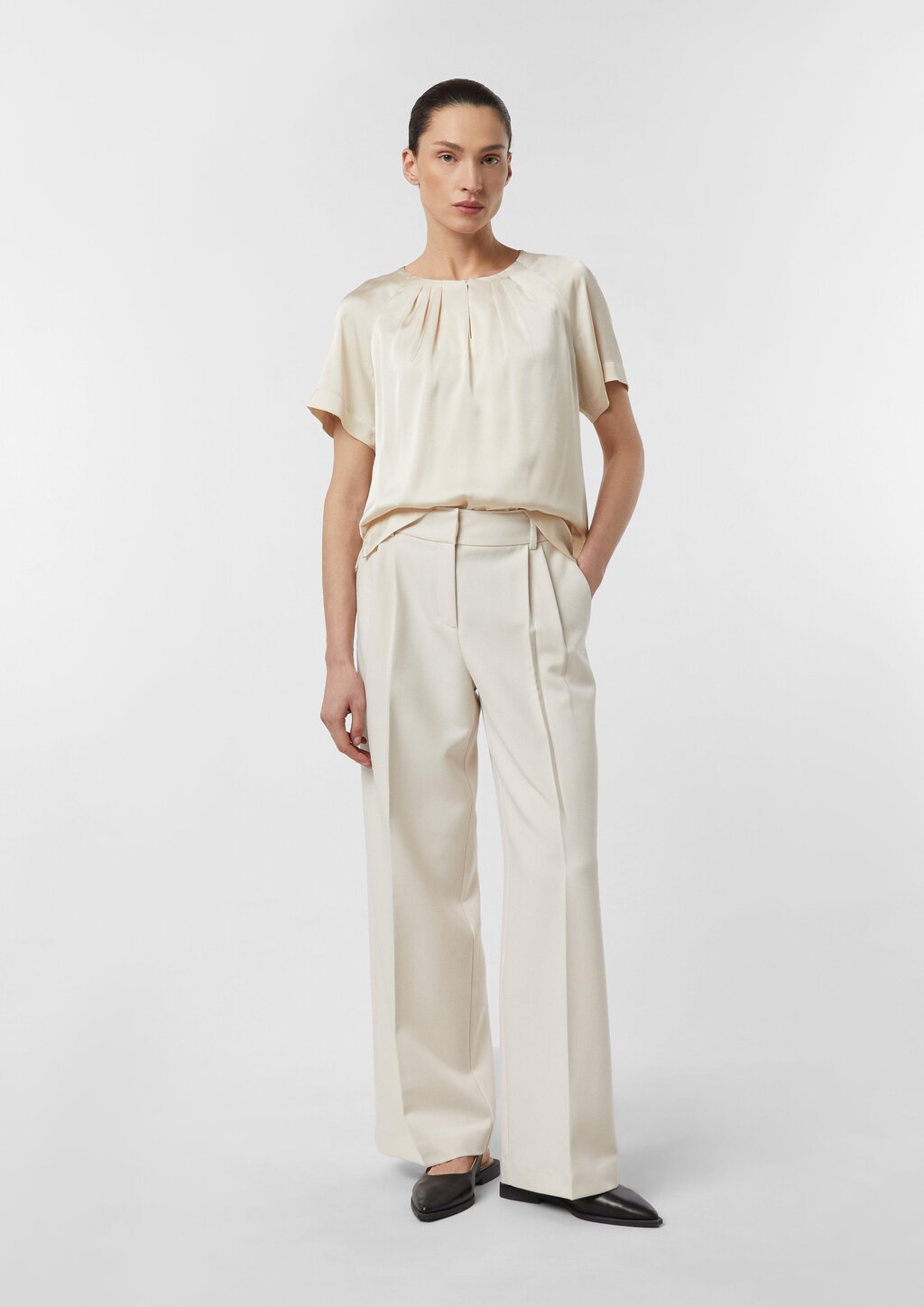 Satinierte Kurzarmbluse mit Raffung am Ausschnitt