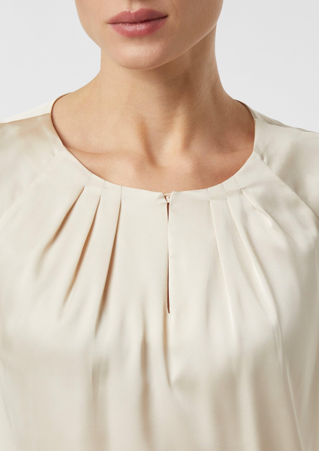 Satinierte Kurzarmbluse mit Raffung am Ausschnitt