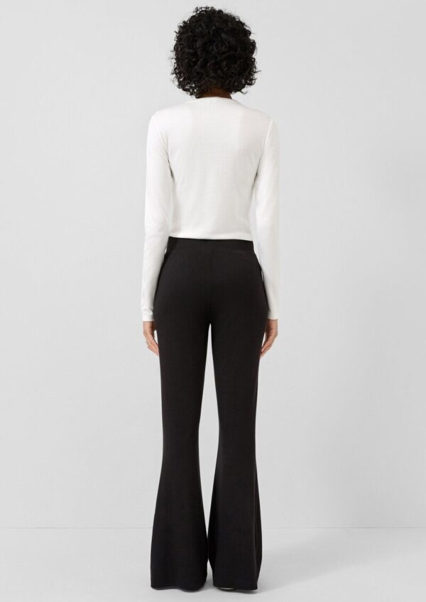 Jerseyhose mit ausgestelltem Bein