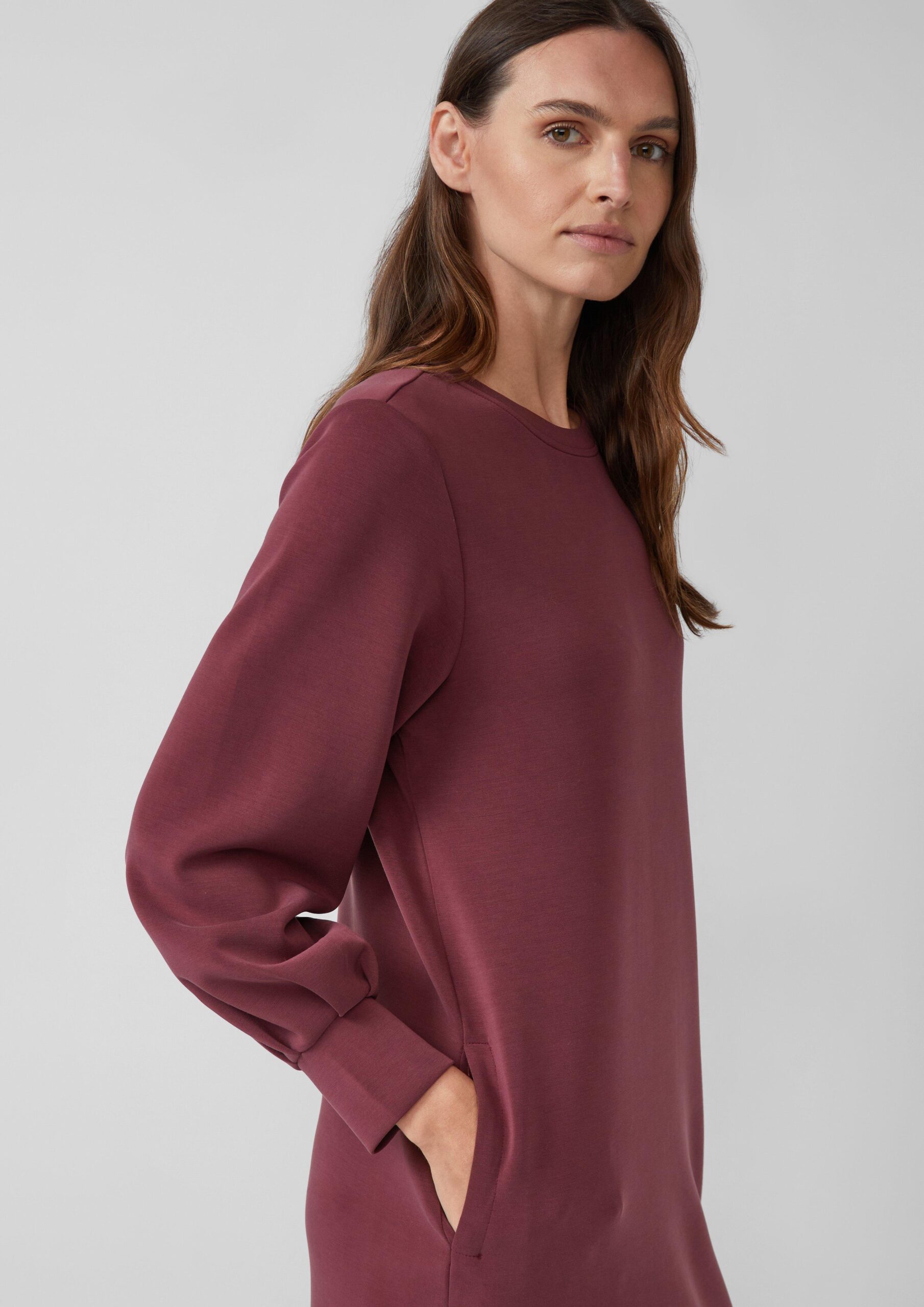 Scuba-Kleid mit weitem Arm und Eingrifftaschen