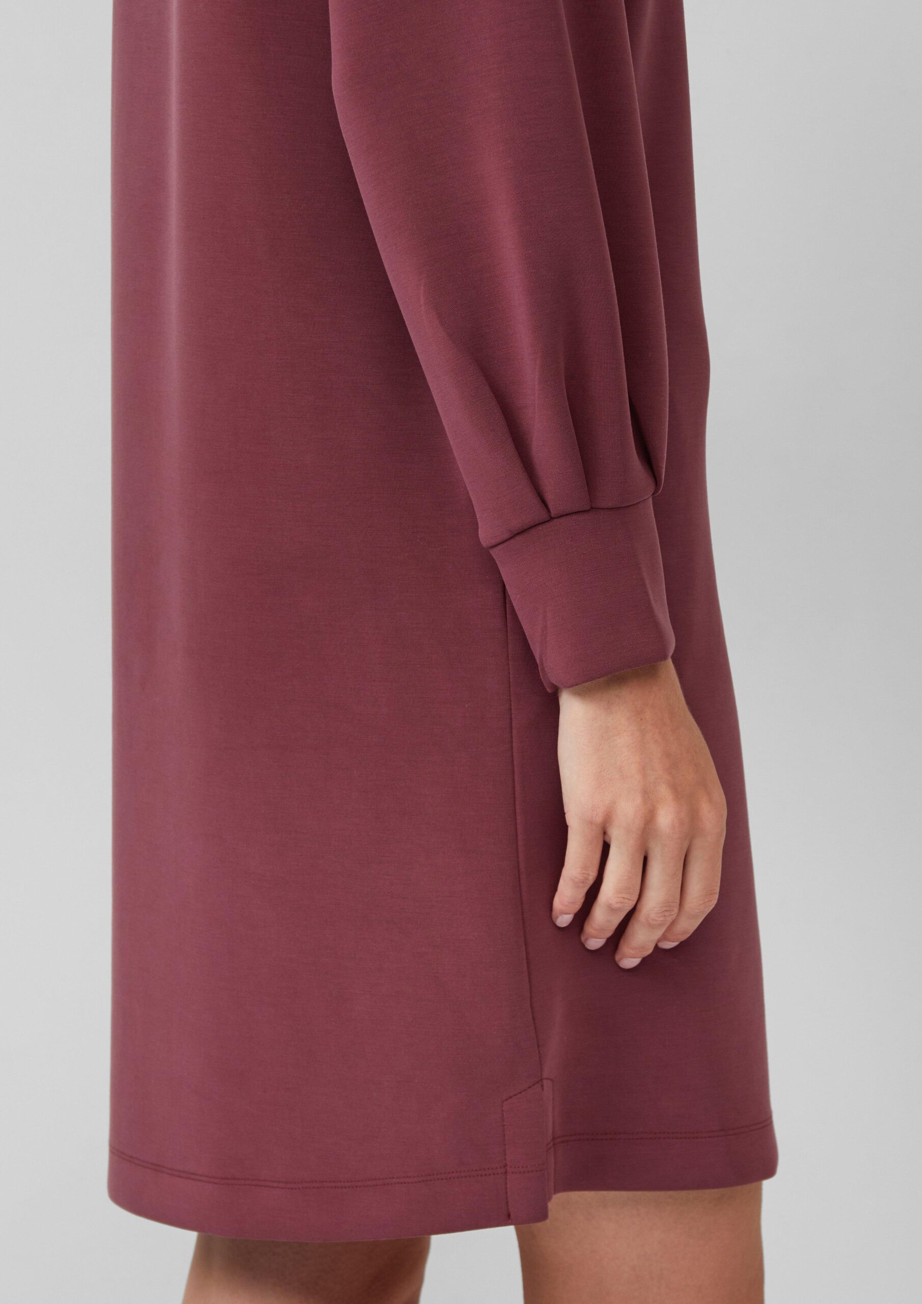 Scuba-Kleid mit weitem Arm und Eingrifftaschen