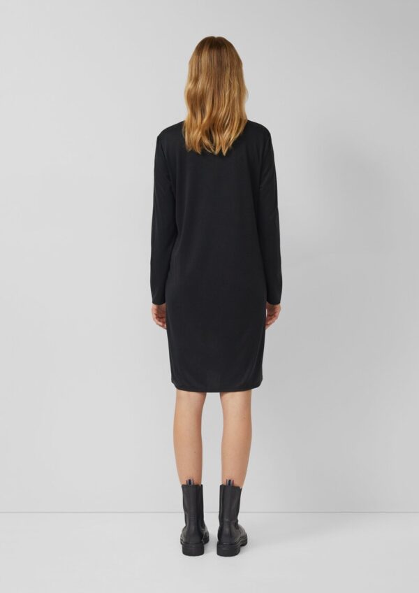 Fließendes Jersey-Kleid mit Schmucksteinen