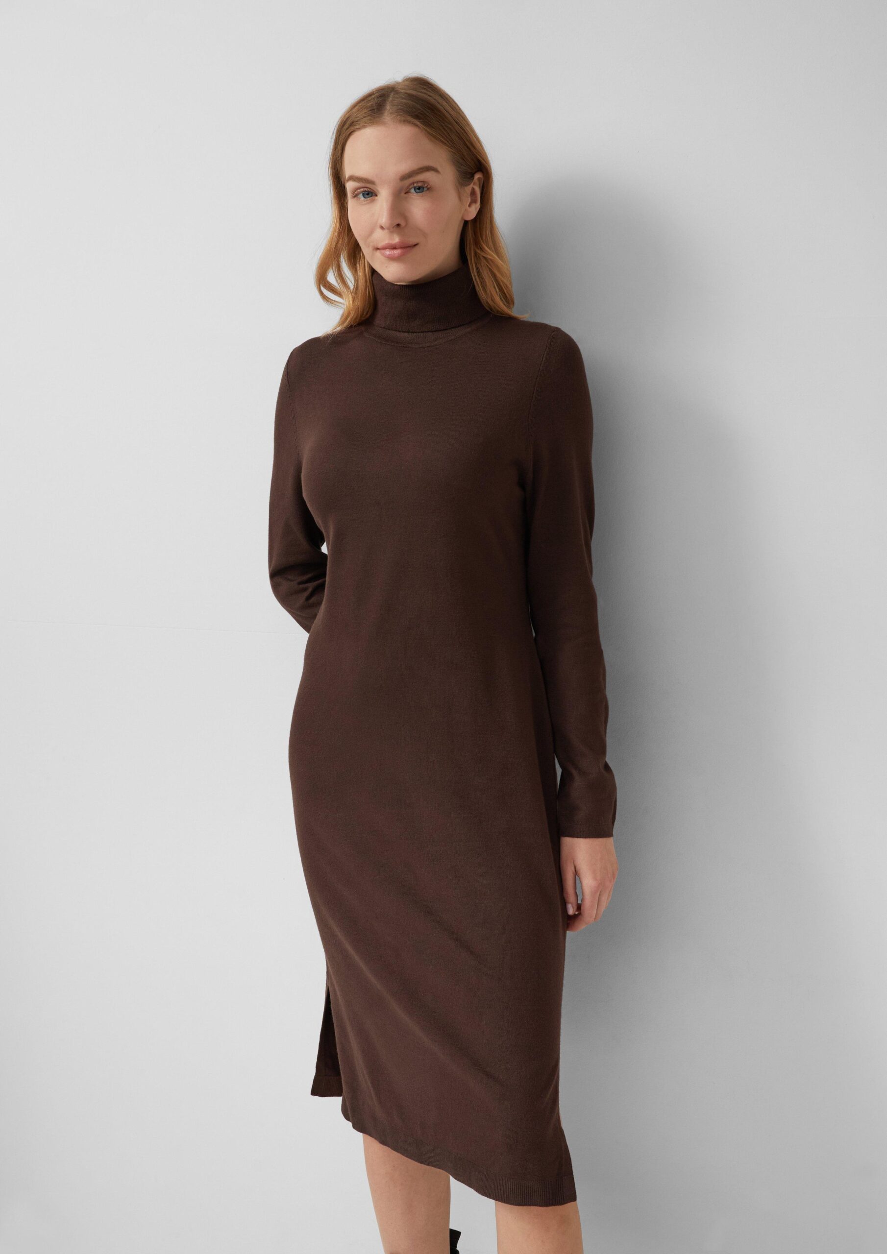 Rollkragen-Feinstrickkleid im Slim Fit aus Viskosemix