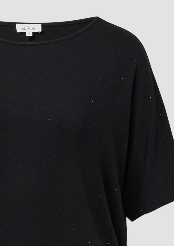 Fließendes T-Shirt mit Glitzersteinen