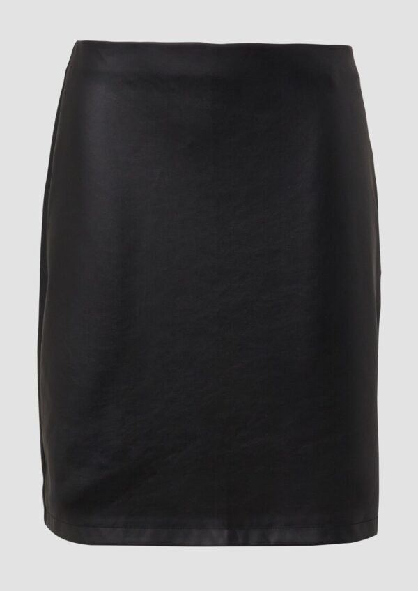 Ausgestellter Mini-Rock aus Kunstleder