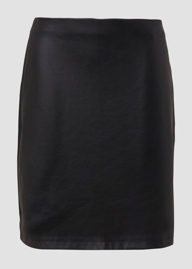 Ausgestellter Mini-Rock aus Kunstleder