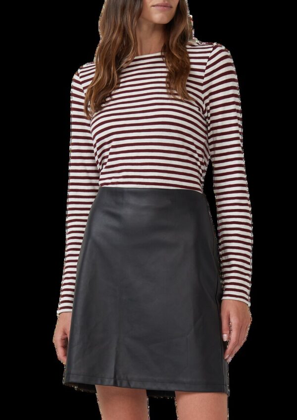 Ausgestellter Mini-Rock aus Kunstleder