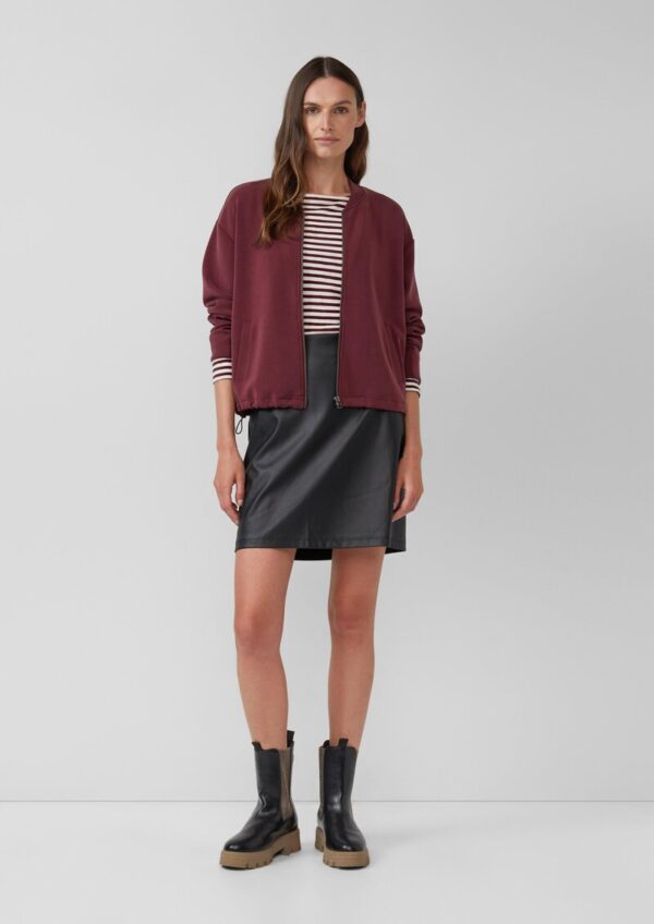 Ausgestellter Mini-Rock aus Kunstleder