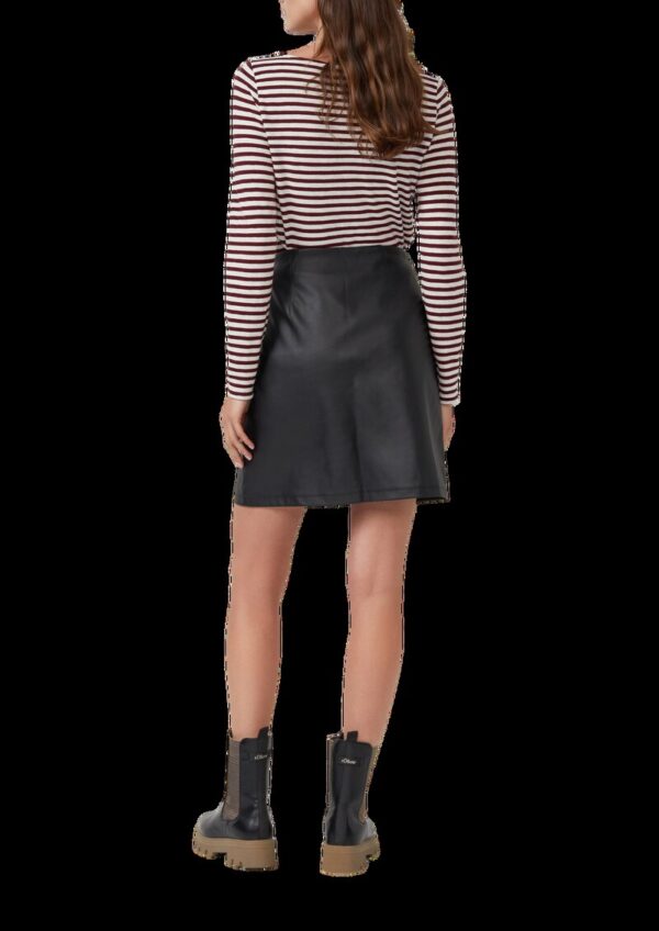 Ausgestellter Mini-Rock aus Kunstleder