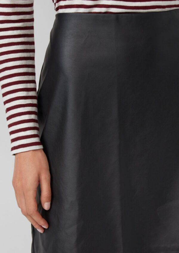 Ausgestellter Mini-Rock aus Kunstleder