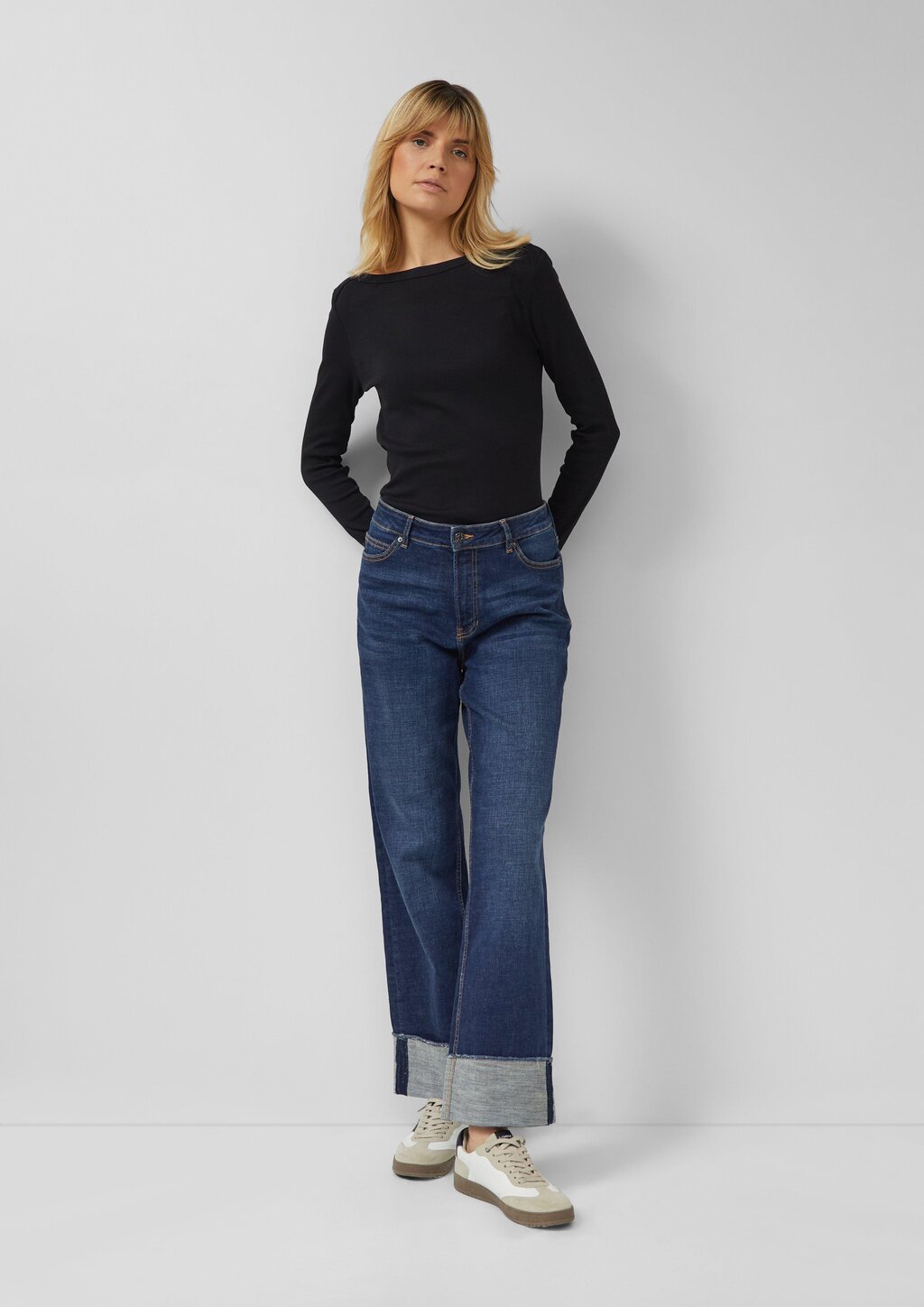 Geripptes Langarmshirt mit U-Boot-Ausschnitt