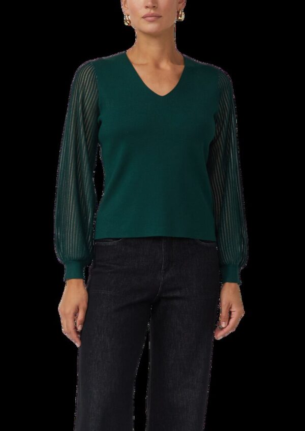 Feinstrick-Pullover aus Viskosemix mit semitransparenten Ärmeln