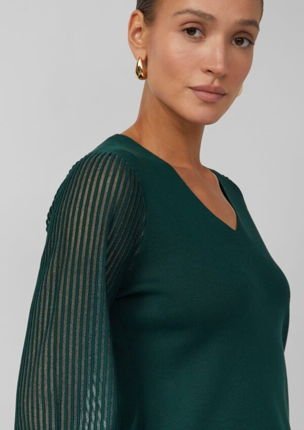 Feinstrick-Pullover aus Viskosemix mit semitransparenten Ärmeln