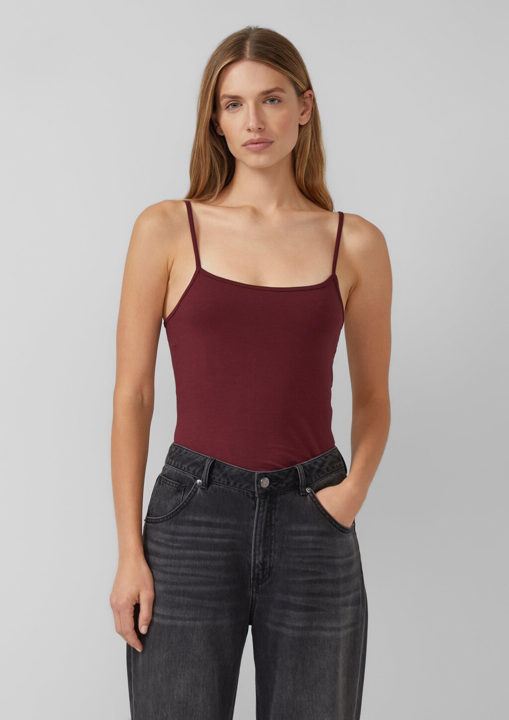 Elastisches Top mit verstellbaren Trägern