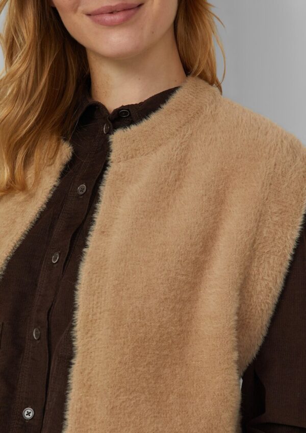 Verschlusslose Weste in flauschigem Garn