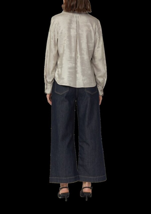 Schimmernde Bluse mit verdeckter Knopfleiste