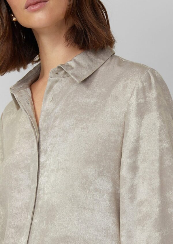 Schimmernde Bluse mit verdeckter Knopfleiste
