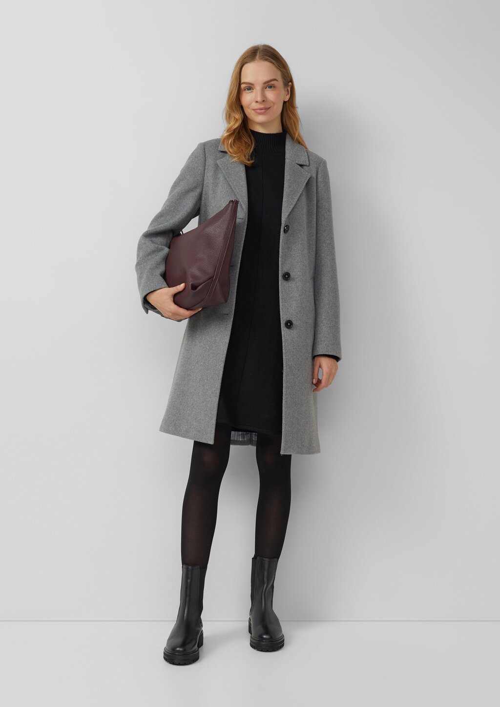 Kurzes Strickkleid mit Stehkragen und Naht-Details