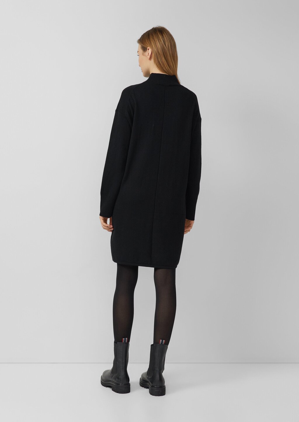 Kurzes Strickkleid mit Stehkragen und Naht-Details