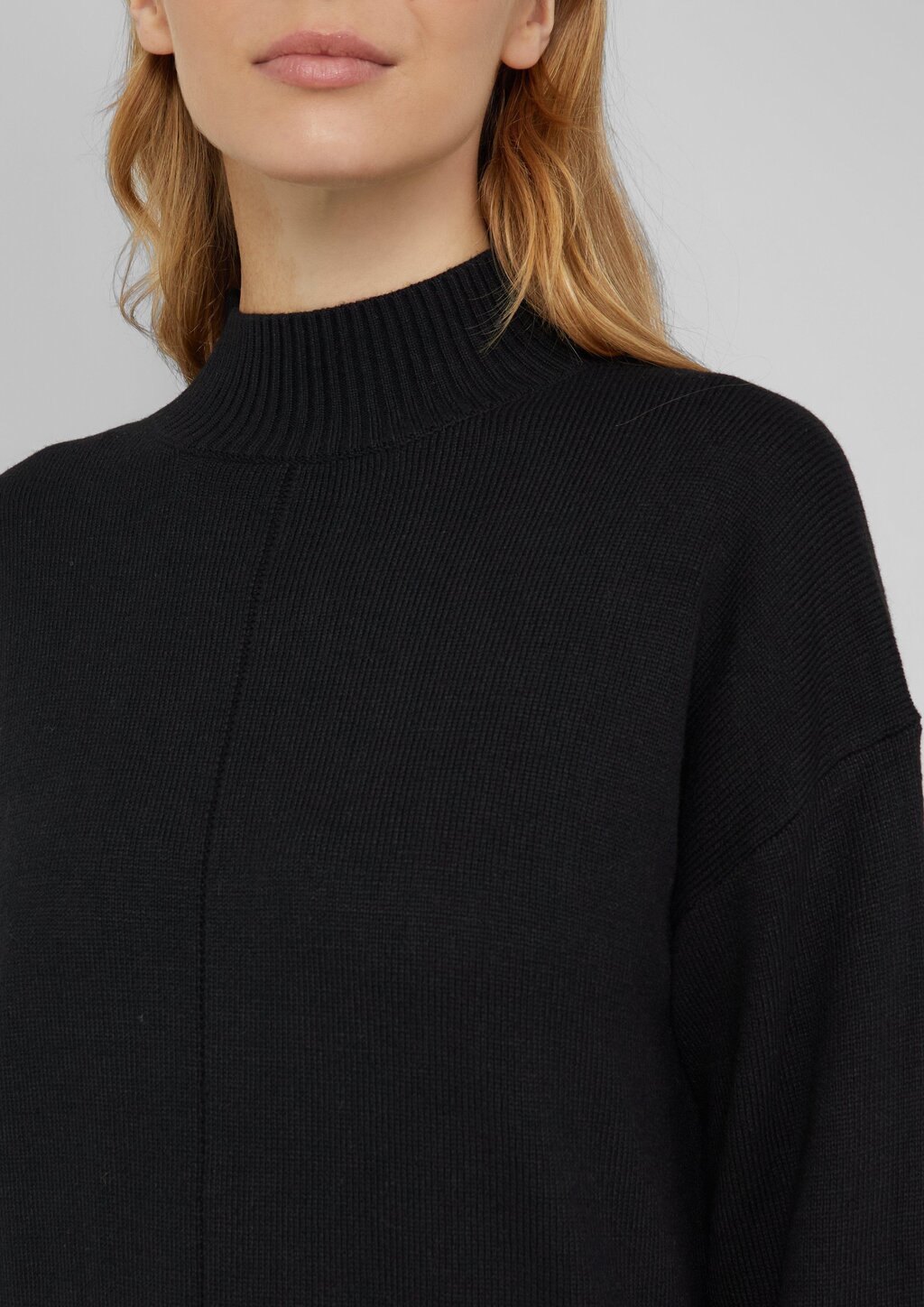 Kurzes Strickkleid mit Stehkragen und Naht-Details