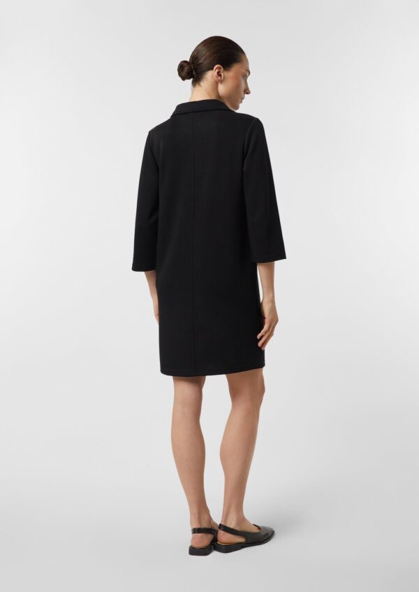 Kurzes Jerseykleid mit Polokragen und Eingrifftaschen