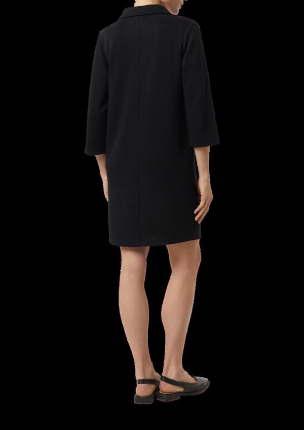 Kurzes Jerseykleid mit Polokragen und Eingrifftaschen