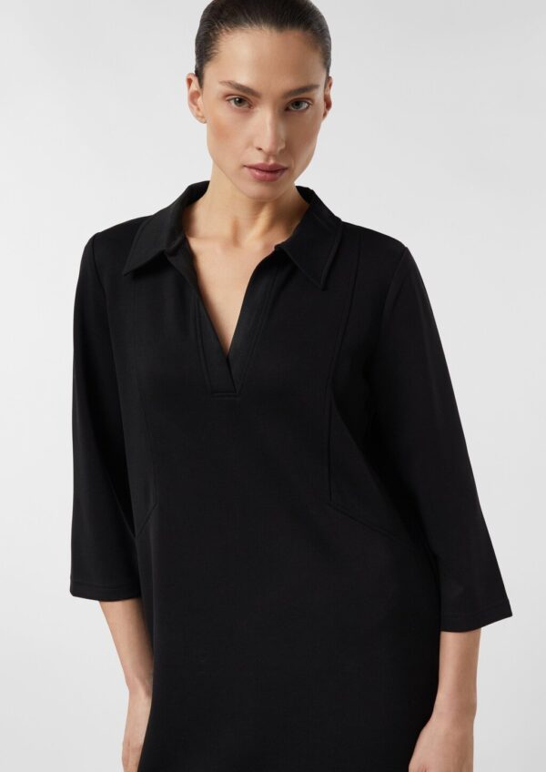 Kurzes Jerseykleid mit Polokragen und Eingrifftaschen