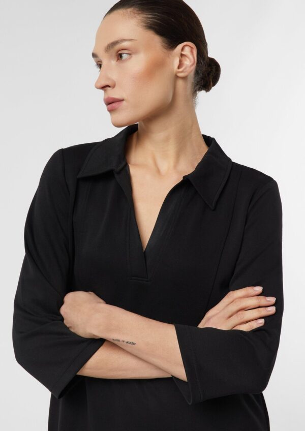 Kurzes Jerseykleid mit Polokragen und Eingrifftaschen