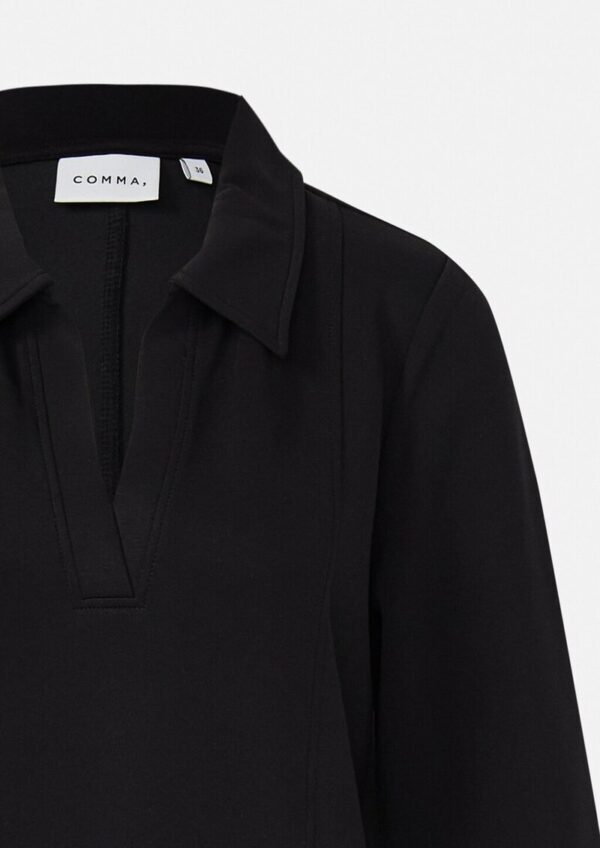 Kurzes Jerseykleid mit Polokragen und Eingrifftaschen