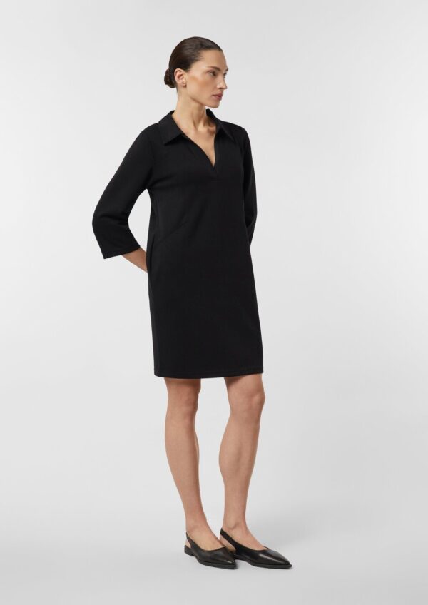 Kurzes Jerseykleid mit Polokragen und Eingrifftaschen