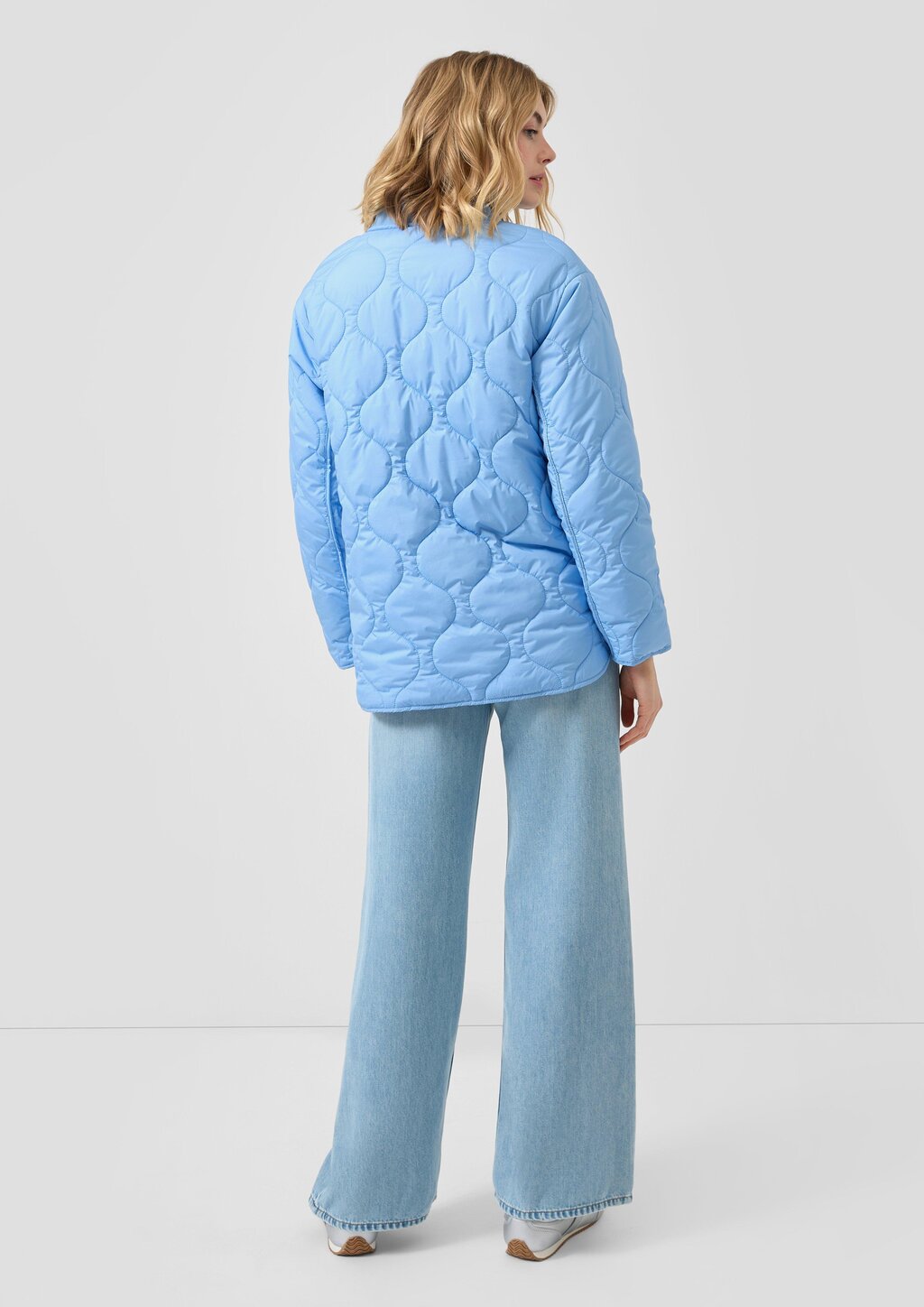 Steppjacke mit Bomberkragen und seitlichen Schlitzen