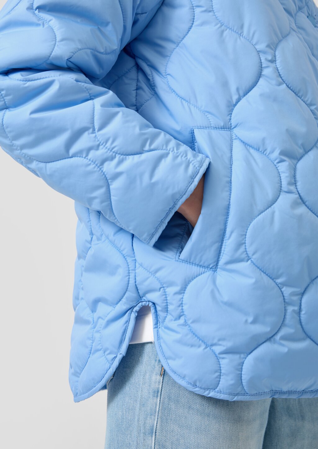 Steppjacke mit Bomberkragen und seitlichen Schlitzen