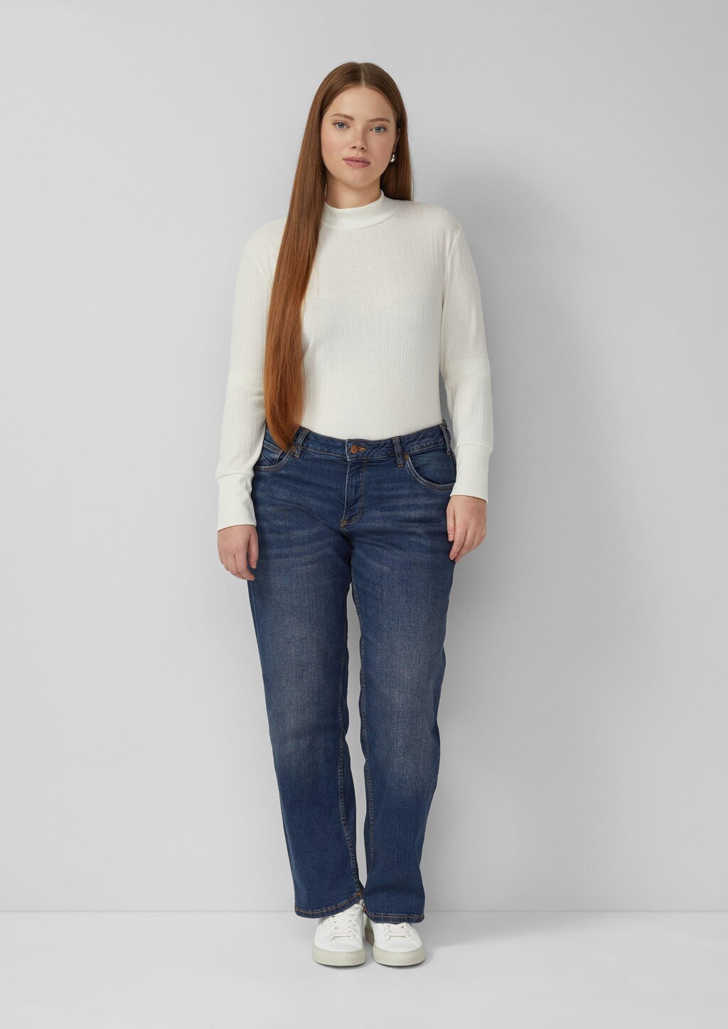 Jeans / Slim Fit / Mid Rise / Straight Leg