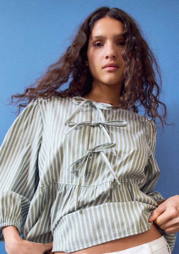 Gestreifte Bluse mit Schleifendetails
