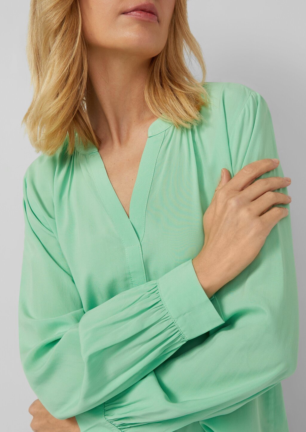 Weiche Viskose-Bluse mit Raffung