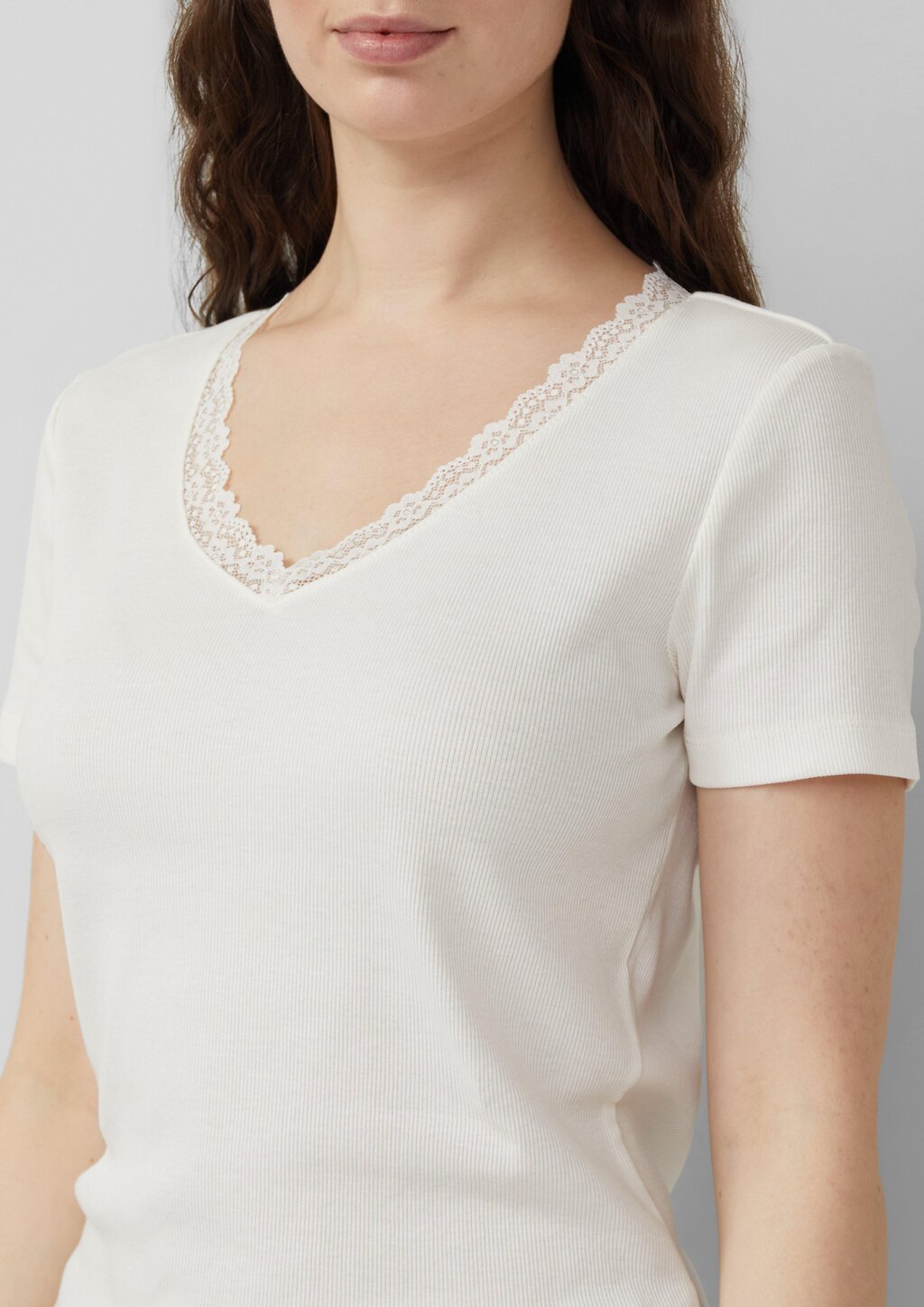 Ripp-T-Shirt mit Spitze am Ausschnitt
