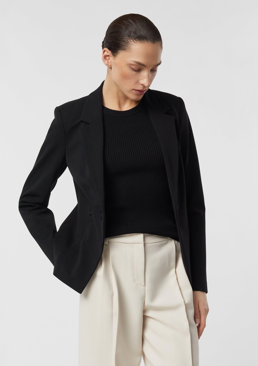 Taillierter Blazer aus weichem Jersey mit Reißverschlusstaschen